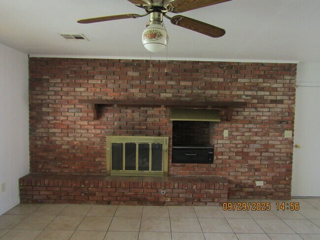 Building Photo - Very nice spacious home! No Carpet! Pet Fr...