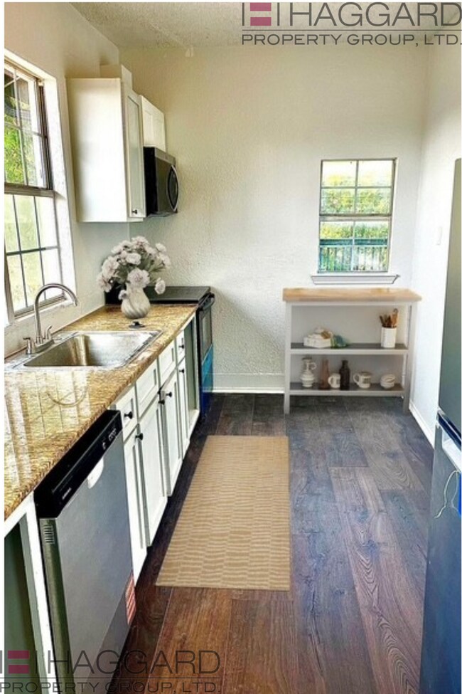 Building Photo - Walking Distance to the Stockyards!