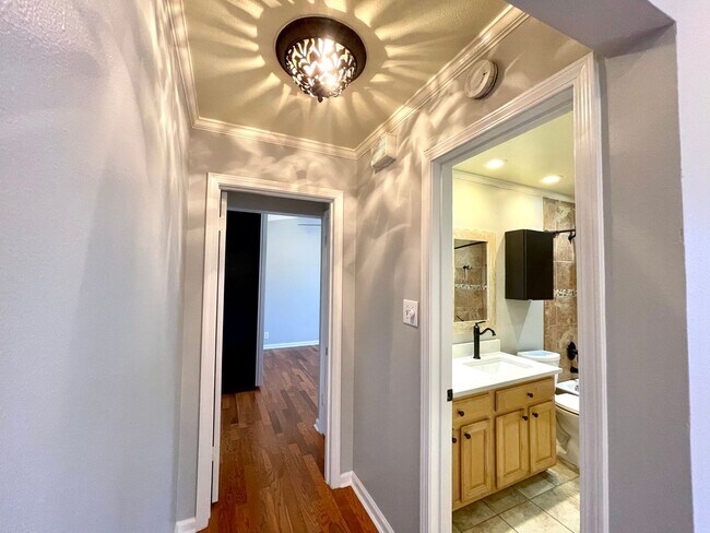 Building Photo - Cozy 1 Bedroom, 1 Bathroom Condo In the He...