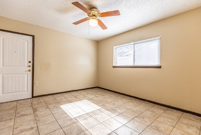 Building Photo - 2943 Keslake St