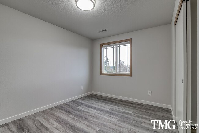 Building Photo - Spacious 4 Bedroom/2.5 Bath Hazell Dell Home!