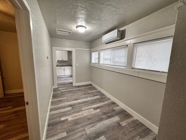 Building Photo - 2901 E Olive Ave