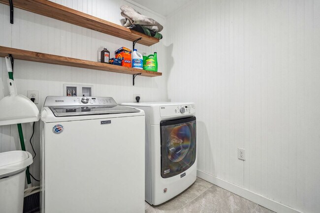 Building Photo - 550 Long John Rd