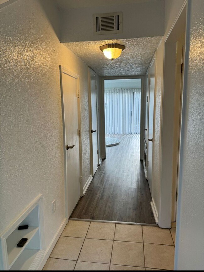 Building Photo - Fully furnished townhome for rent