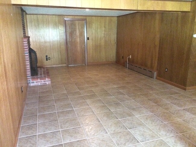 Building Photo - 83 Helena St