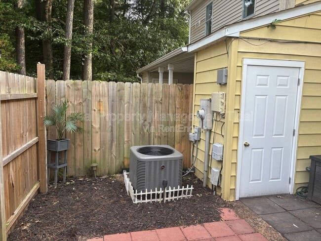 Building Photo - 12714 Woodside Ln