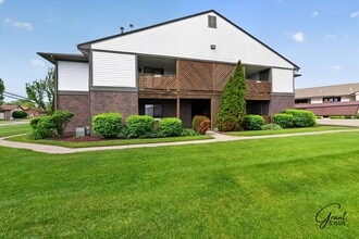 Building Photo - $1395 2 bedroom ground floor condo