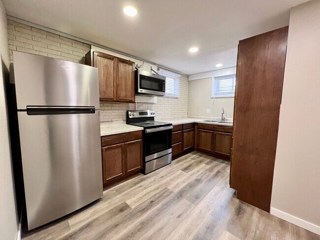 Building Photo - Updated 2 Bed Duplex in Central MHK - Augu...
