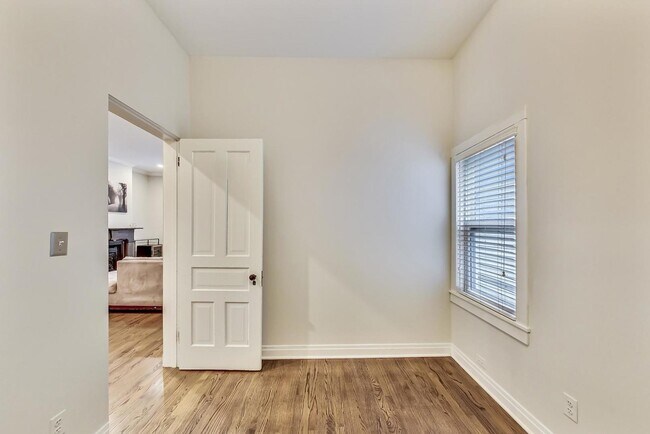Building Photo - 1214 W Wrightwood Ave