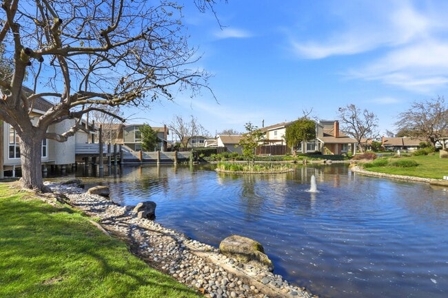 Building Photo - Updated Townhome in Lake Santa Clara HOA