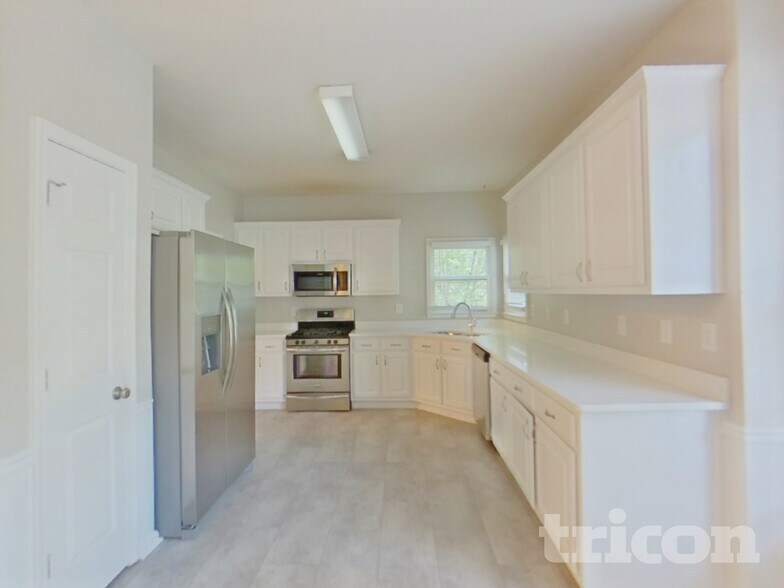 Building Photo - 1114 Fairview Club Cir