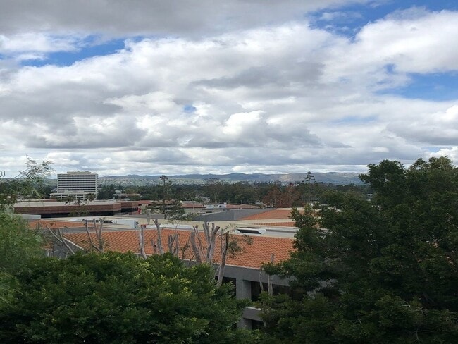 Building Photo - Fully Remodeled End-Unit with Views, Private Garage & Flexible Living Space – South of the Blvd