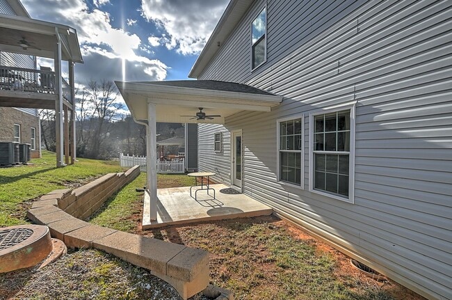 Building Photo - 4 Bedroom / 2.5 Bath Home  Kingsport, TN