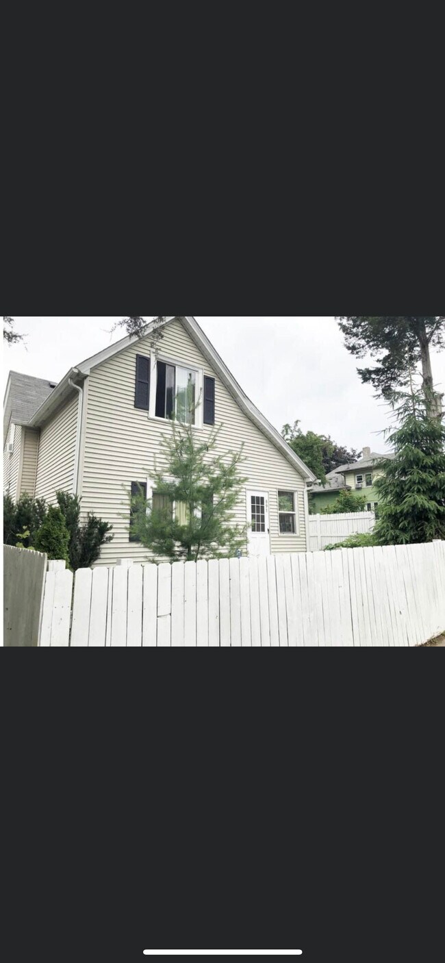 Front - 891 Geranium Ave E