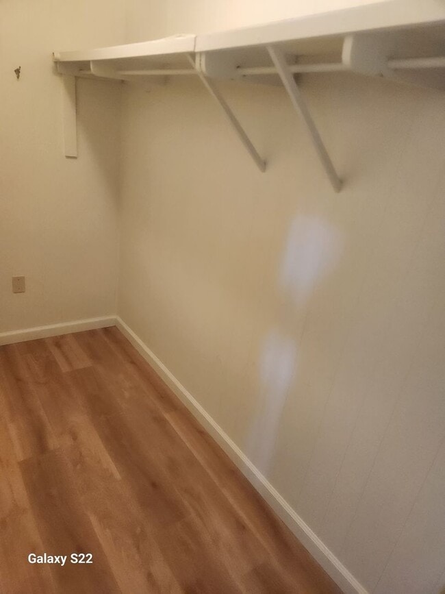 Building Photo - Bright and Cheery, well maintained 2 bedro...