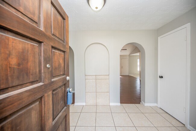 Building Photo - 6835 Castleview Ln