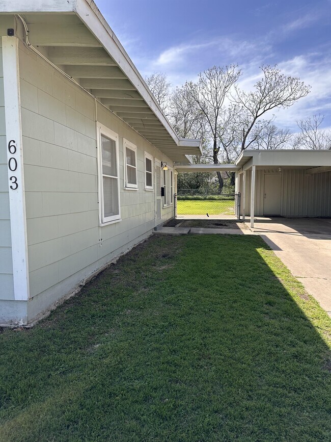 Building Photo - 603 Westmoreland Dr