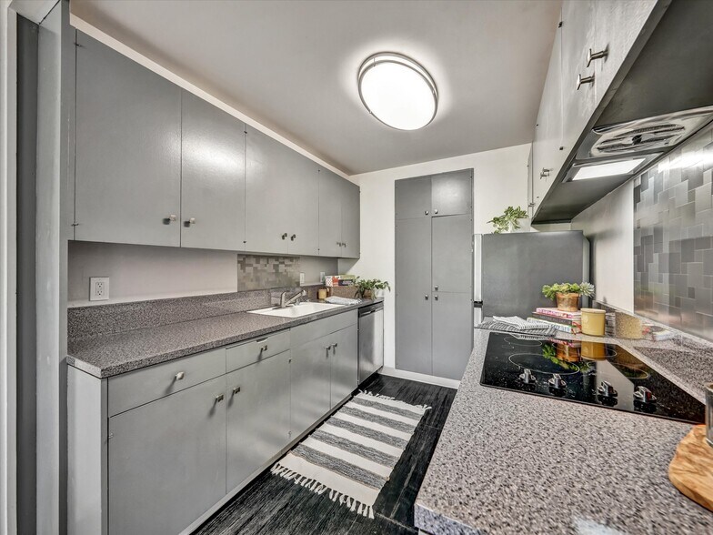 Kitchen - 38 Surrey Ln