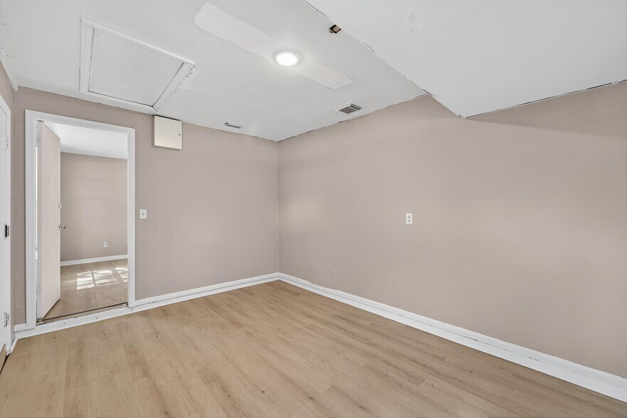 Building Photo - 1712 Village Ct