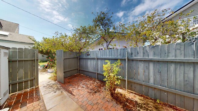 Primary Photo - Charming One-Bedroom Backhouse in the cent...