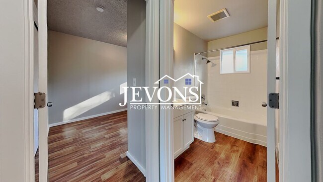 Building Photo - Inviting 2-bedroom 4-plex near Pritchard I...