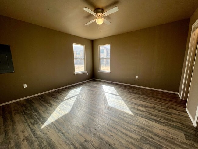 Building Photo - Cozy 3 Bedroom Home