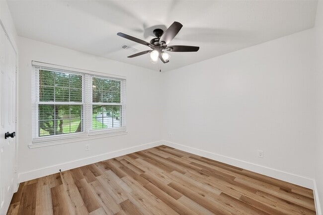 Building Photo - 2018 Village Ct Ln