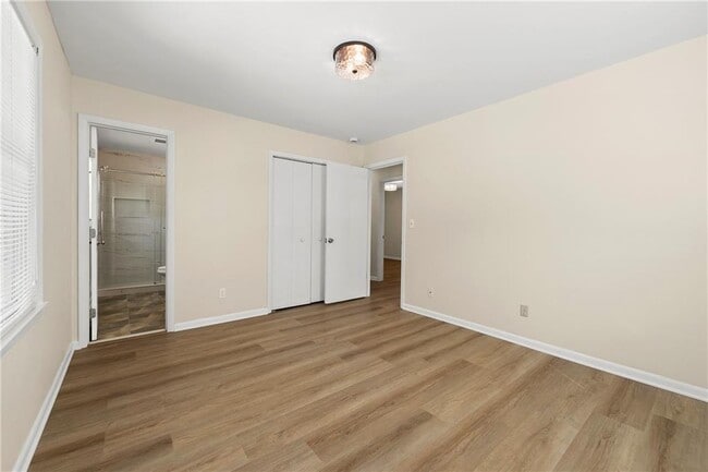 Building Photo - 4192 N Shallowford Rd