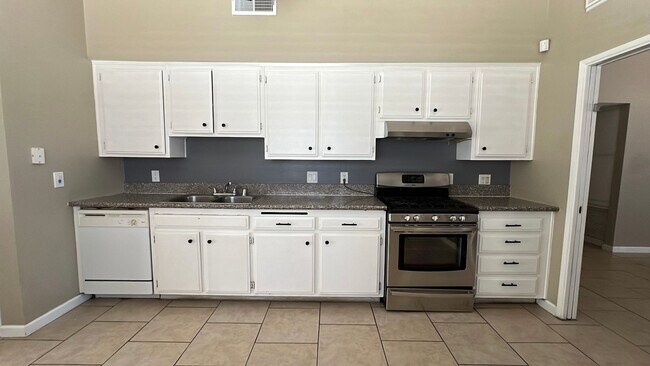 Building Photo - (APPLICATION PENDING) East Lancaster Home