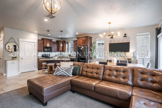 Building Photo - 1777 W Yarrow Dr