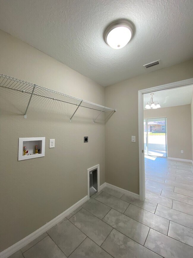 Building Photo - Custom Home - Desirable SW Ocala Neighborh...