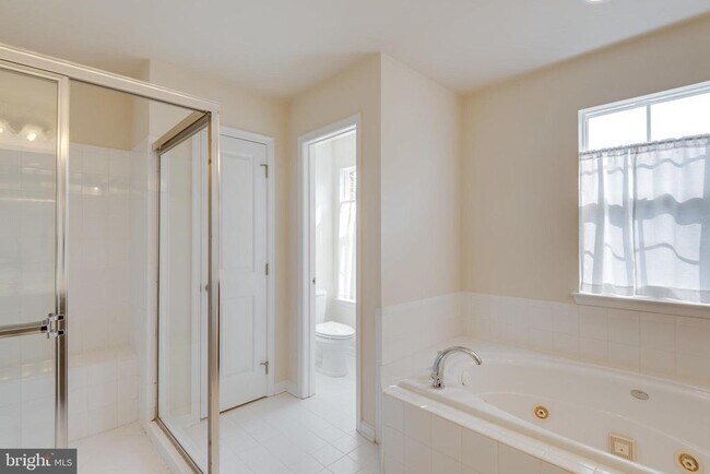 Building Photo - 10424 Goldenrod Dr