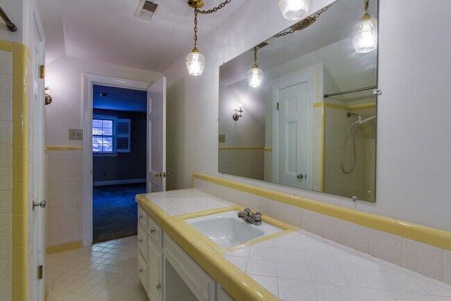 Building Photo - Huge Yard and Privacy, Right on Hillsboro Road at Fieldstone Farms!