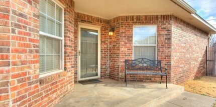 Building Photo - Adorable duplex + Edmond Schools + Lawncare Included