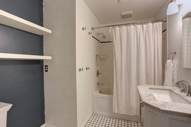 Building Photo - 4 Bedroom 2 Bath Hanover Home w- 2-Car Gar...