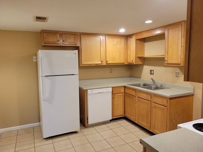 Building Photo - Efficient Townhome in Middletown