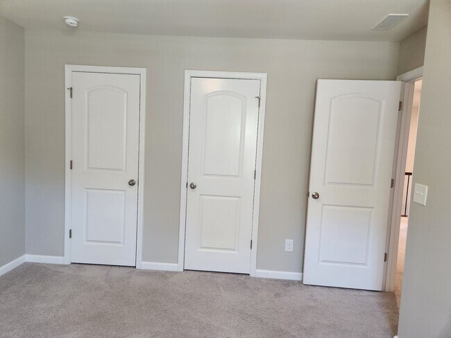 Building Photo - Charming Davidson 4-Bedroom with Modern Fi...