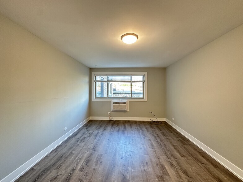 Building Photo - 533 W Surf St