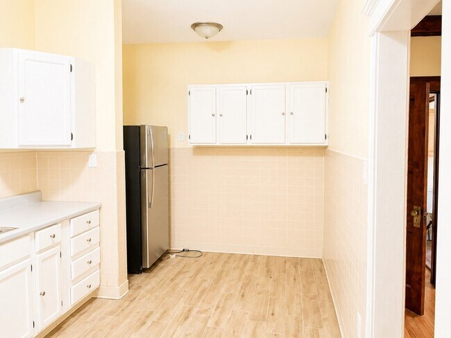 Building Photo - 1320 W 64th St