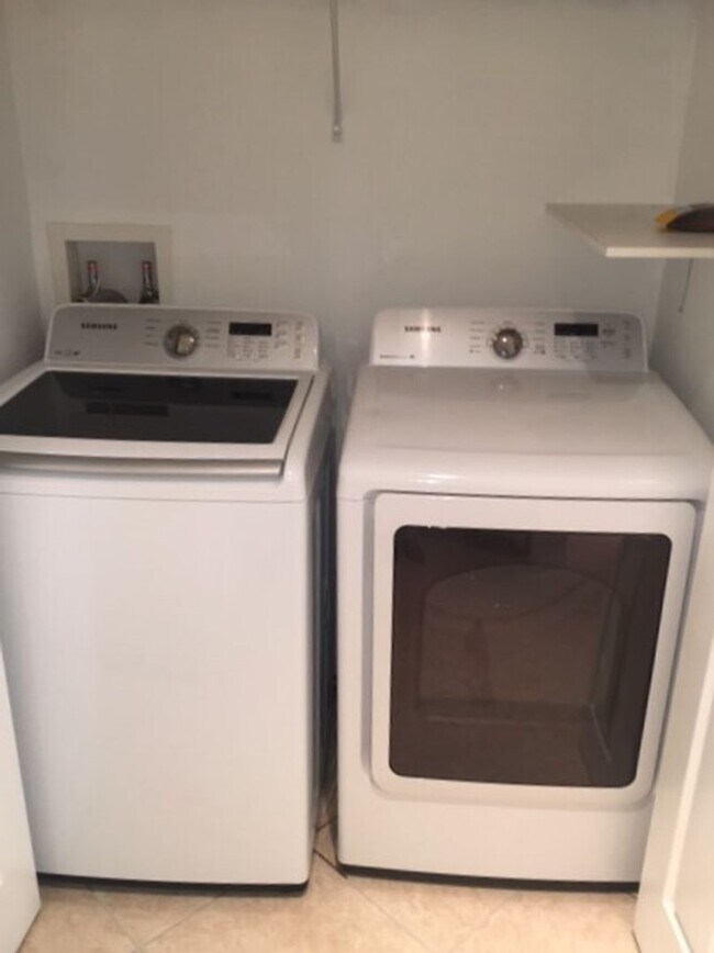 Building Photo - 3 Bedroom 2 Bath corner unit with wrap around balcony in Elevator Building in East Village of Cel...