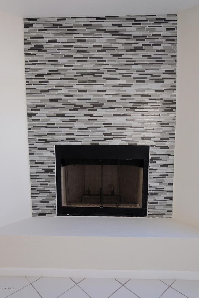 Building Photo - 3144 E Monte Vista Dr