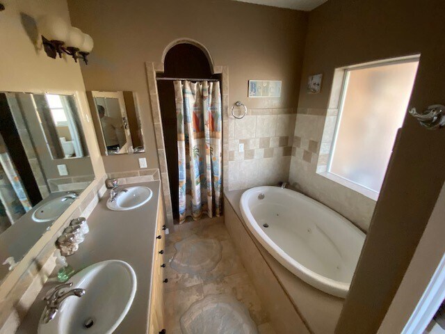 Building Photo - 7850 S Oriole Dr