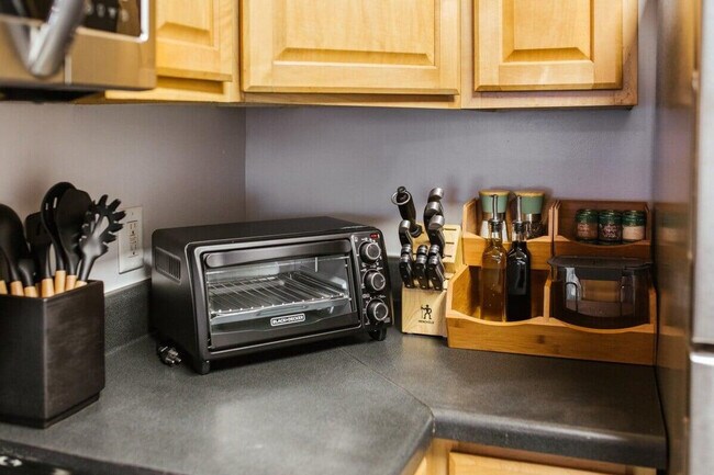 Building Photo - 672 Barber St