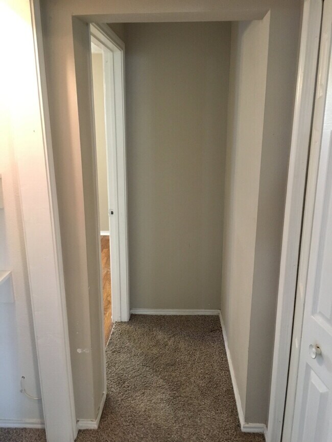 Building Photo - Spacious 3/1 With Back Patio!