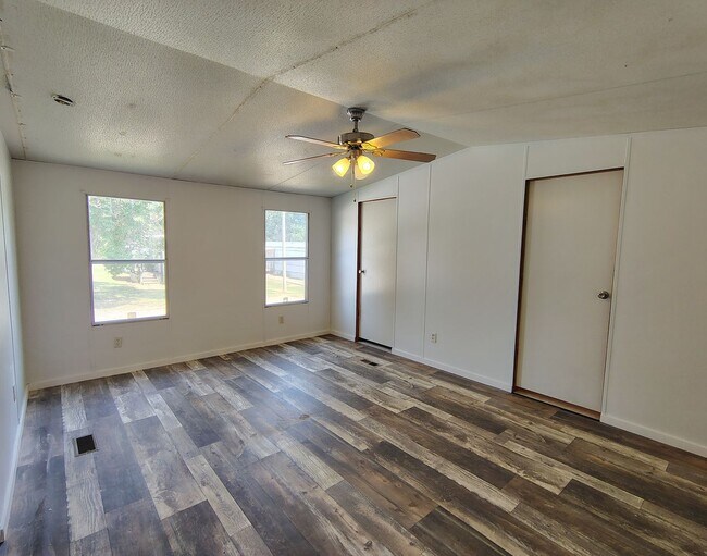 Building Photo - 225 Community Dr