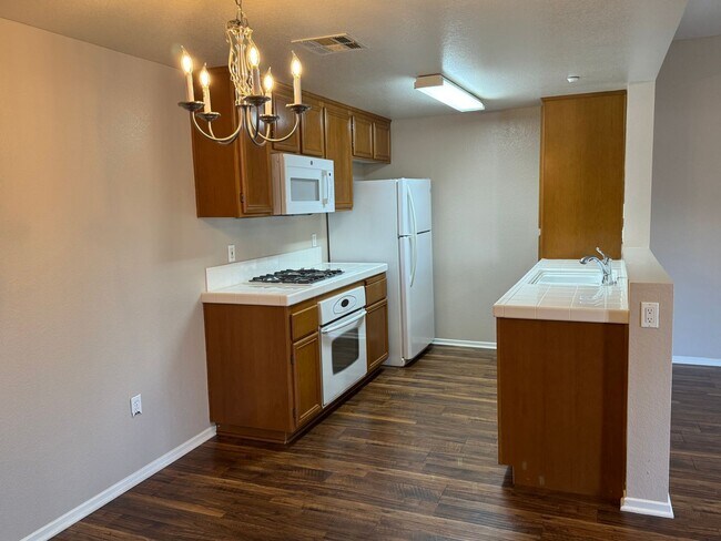 Building Photo - Spacious 2 bedroom 2 bath ground floor uni...