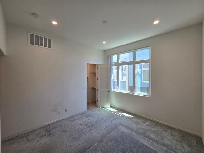 Building Photo - Beautiful 2 Bedroom 2 Bath Townhome in Dublin