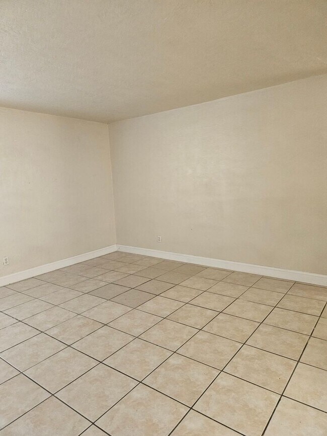 Building Photo - 1 BEDROOM 1 BATH NEWLY RENOVATED CONDO