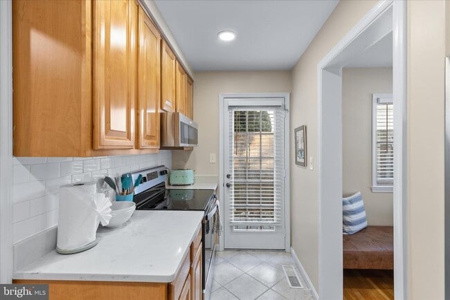 Building Photo - 10808 Hobson St