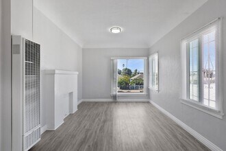 Building Photo - Spacious 2-Bedroom Apartment in Prime Los ...